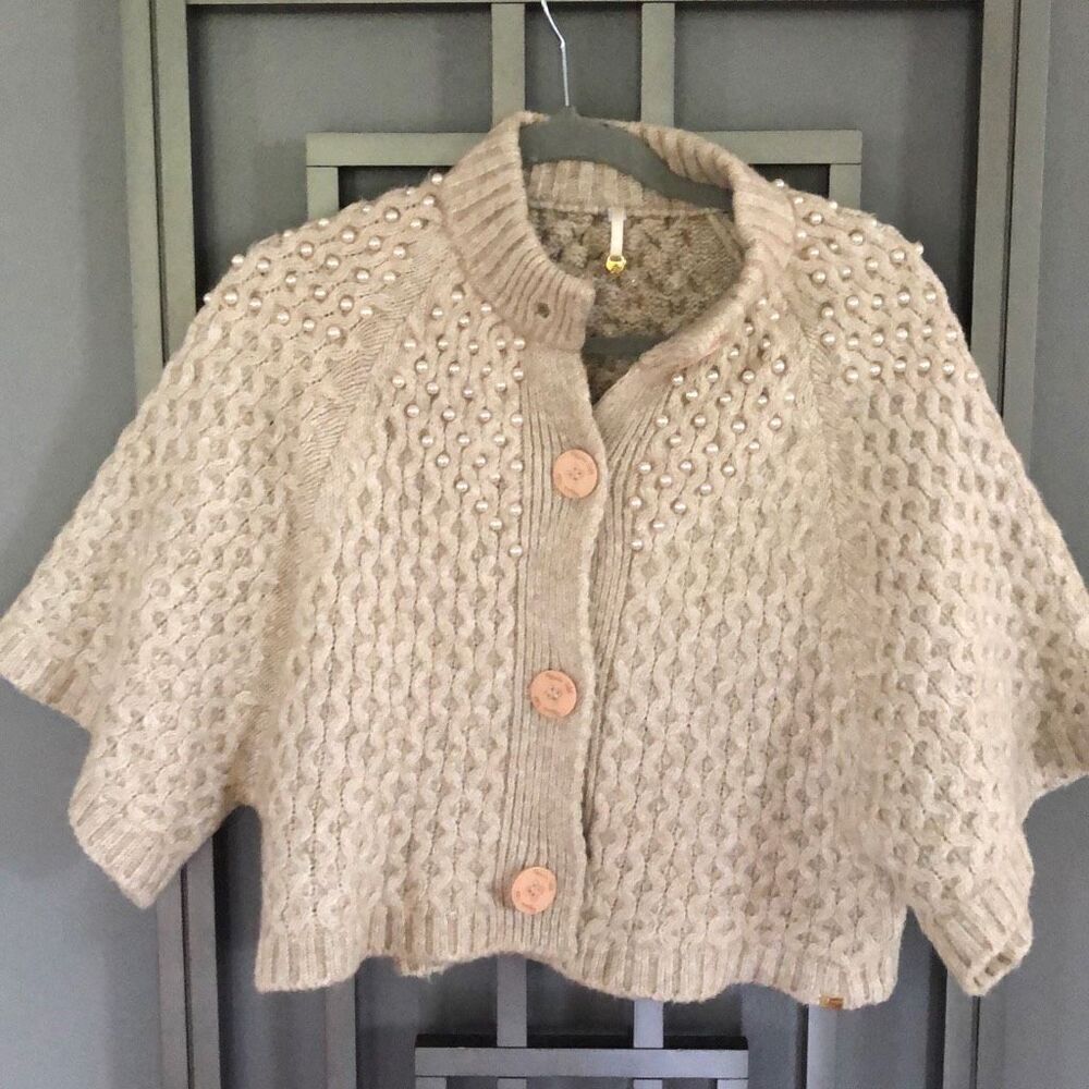 Maria FILO Beige cropped cableknit sweater capelet style with pearl embellishmen